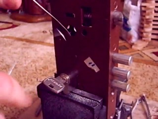14 picking the lock through the hole of the square of the handle. avi